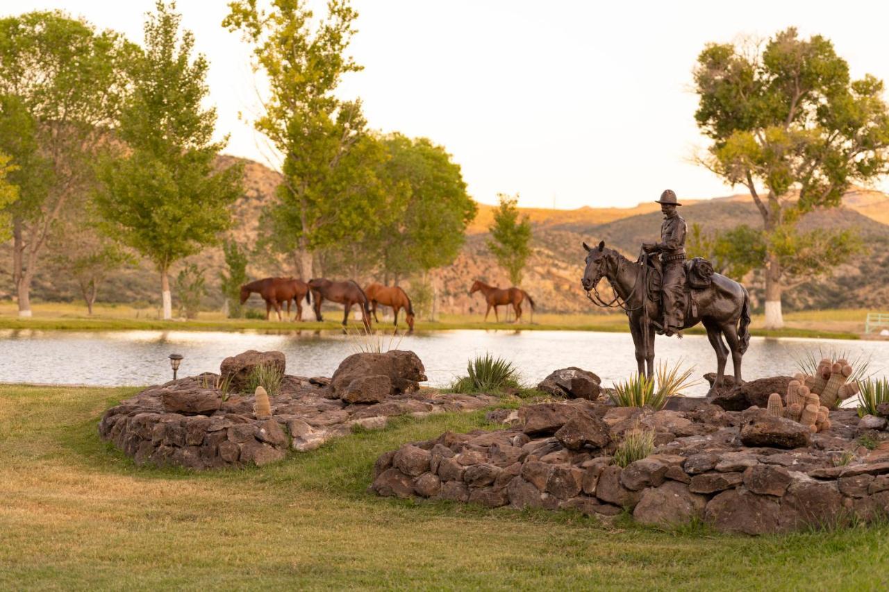 Cibolo Creek Ranch & Resort マーファ エクステリア 写真